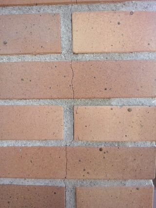 ¿TIENES FISURAS O GRIETAS EN TU VIVIENDA?