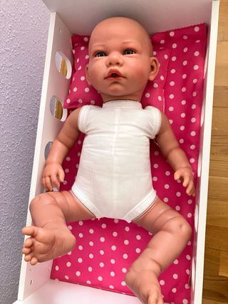 Bebé Reborn ASÍ Rocio + armario cuna 