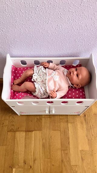 Bebé Reborn ASÍ Rocio + armario cuna 