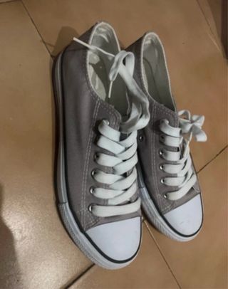 Zapatillas grises y blancas bajas