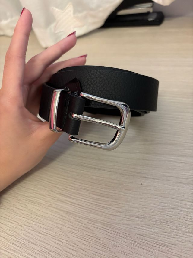 Cinturón negro hebilla plateada
