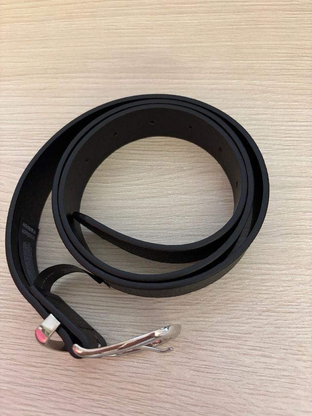 Cinturón negro hebilla plateada