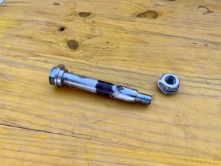 Tornillo soporte motor delantero Harley Davidson
