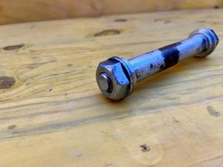Tornillo soporte motor delantero Harley Davidson