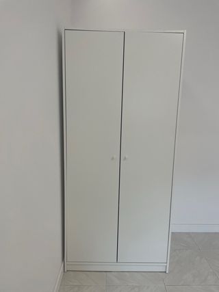 Armario blanco dos puertas