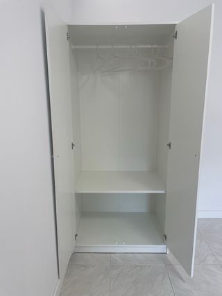 Armario blanco dos puertas