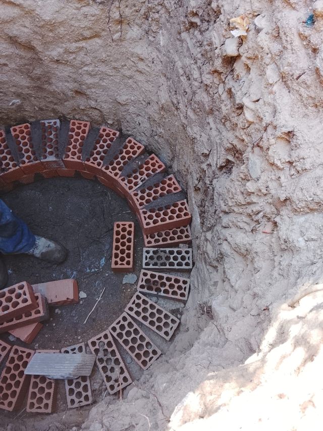 Pozo de saneamiento y tubería