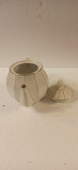 Teiera in porcellana bianca e oro