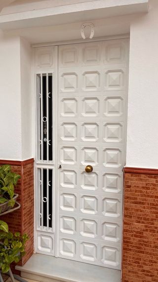 Puerta de entrada Hierro Maciza +postigo SIN MARCO
