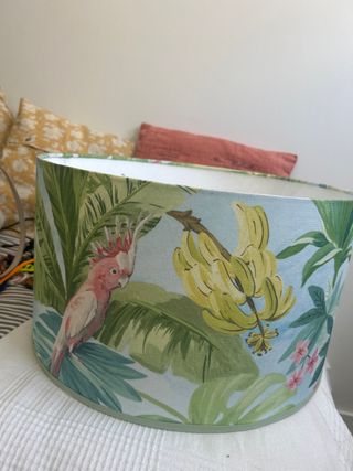 Pantalla de lámpara con estampado tropical