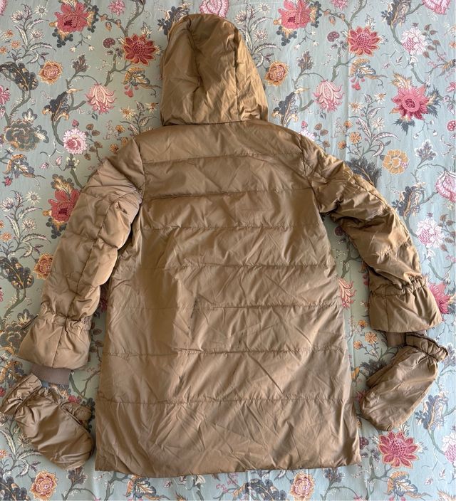 Abrigo acolchado beige con capucha y manoplas