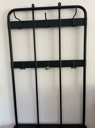 Perchero y banco Ikea negro. Se entrega desmontado