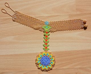 Collana girocollo con pendente a fiore