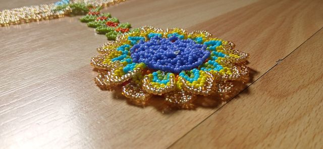 Collana girocollo con pendente a fiore