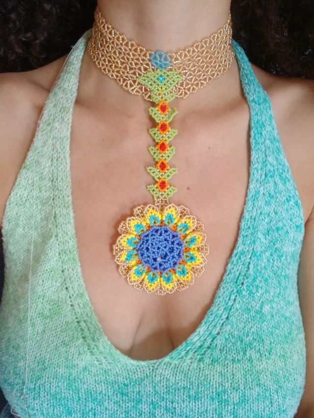 Collana girocollo con pendente a fiore