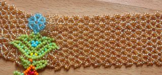 Collana girocollo con pendente a fiore