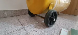 Compresor de aire amarillo