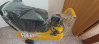 Compresor de aire amarillo