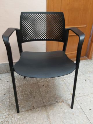 Sillas Apilables Negras de Plástico