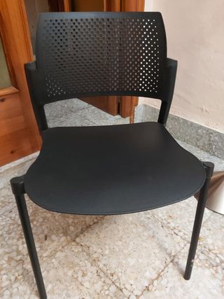 Sillas Apilables Negras de Plástico