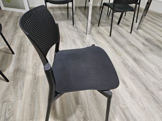 Sillas Apilables Negras de Plástico