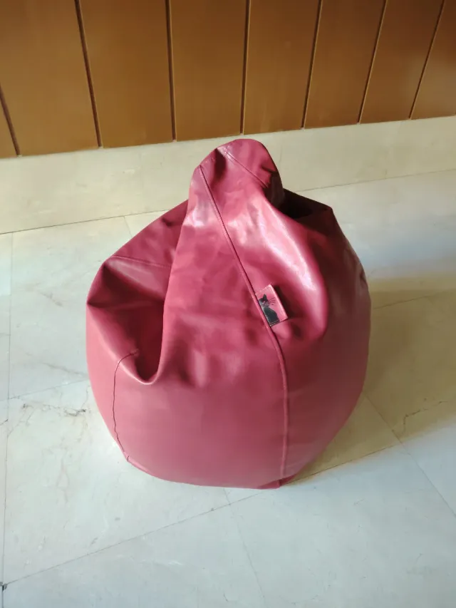 Puf Gato Negro Polipiel Rojo Granate