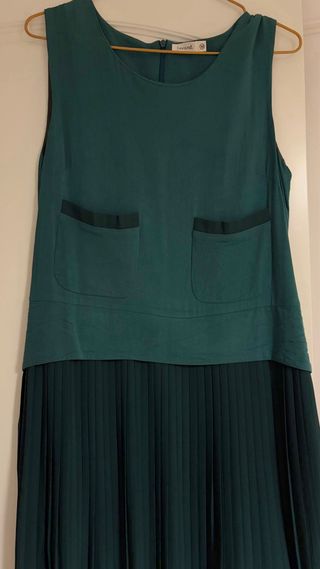 Vestido Lavand verde con falda plisada