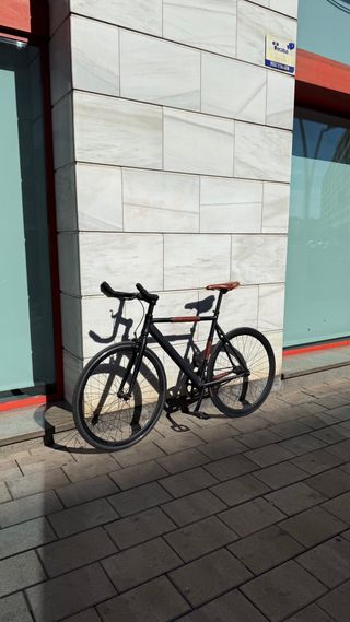 Bicicleta de ciudad negra