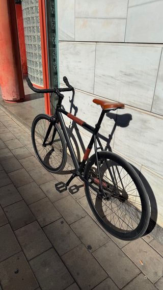 Bicicleta de ciudad negra