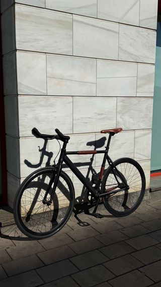 Bicicleta de ciudad negra