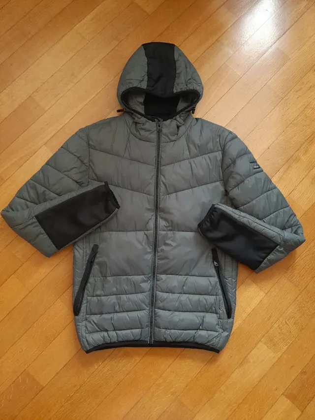 Piumino grigio con cappuccio