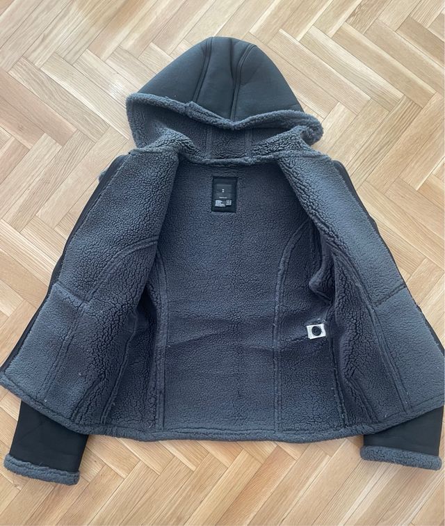 Chaqueta borrego negra capucha T.M