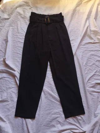 Pantalón Stradivarius Talla 36 con cinturón