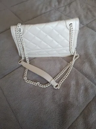 Bolso beige acolchado con cadena
