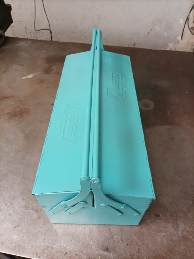 Caja de herramientas metálica azul