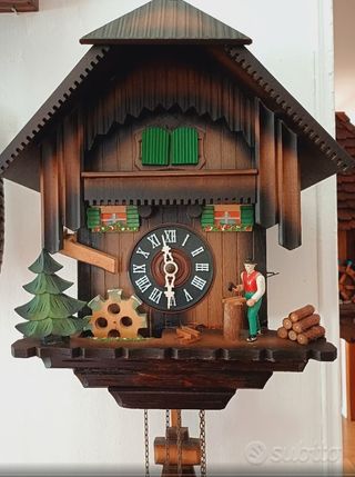Orologio a cucù in legno con scena
