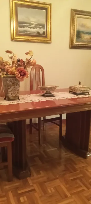 Mesa de comedor de madera