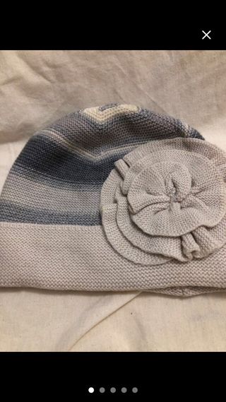 Gorro tejido con flor