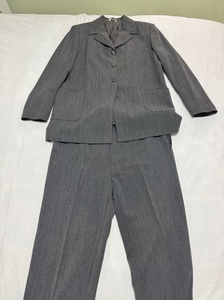 Traje de chaqueta y pantalón Lella Moda gris