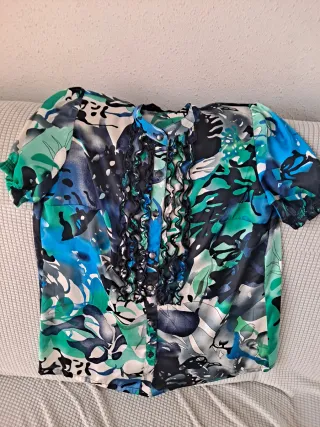 Blusa estampada,color azul, con volantes