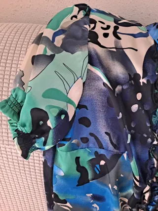 Blusa estampada,color azul, con volantes