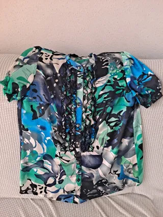 Blusa estampada,color azul, con volantes