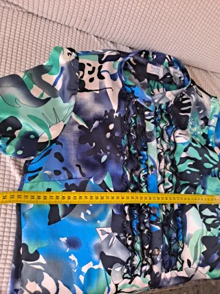 Blusa estampada,color azul, con volantes