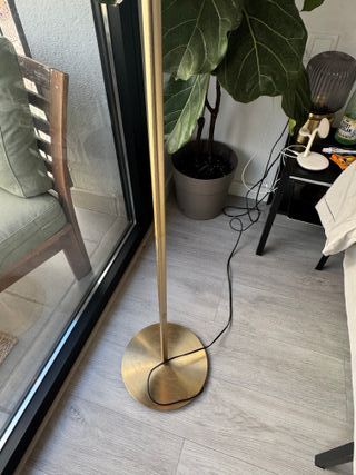 Lámpara de pie metálica y bombilla de Ikea