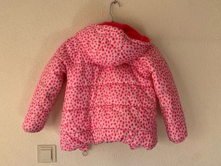 Cazadora niña estampada rosa con capucha.