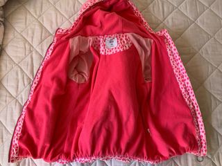 Cazadora niña estampada rosa con capucha.