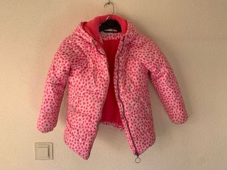 Cazadora niña estampada rosa con capucha.