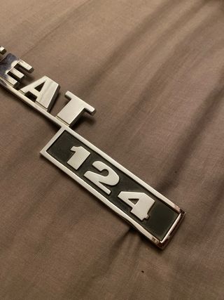 Insignia SEAT 124 ORIGINAL SIN ESTRENAR 