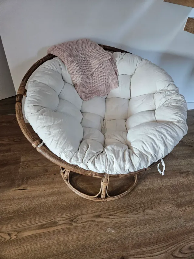 Sillón ratán cómodo con pie reversible. Esta nuevo