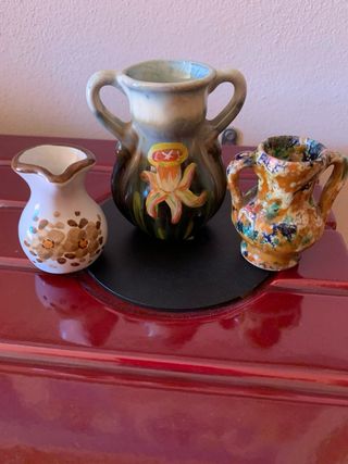 Tre piccole anfore decorative